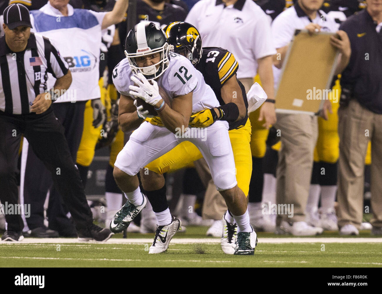 Indianapolis, Indiana, USA. 5. Dezember 2015. Michigan State Wide Receiver r.j. Shelton (12) läuft mit dem Ball nach der Fang als Iowa defensive Greg Mabin (13 Back) versucht, der Angriff während der NCAA Football Spiel Action zwischen Michigan State Spartans und die Iowa Hawkeyes im Lucas Oil Stadium in Indianapolis, Indiana. Michigan State besiegt Iowa 16-13. John Mersits/CSM/Alamy Live-Nachrichten Stockfoto