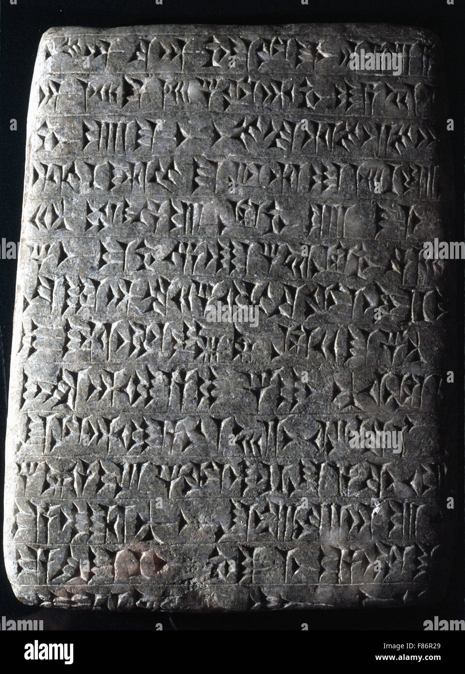 Bagdad, Irak--Keilförmigen Tablette aus dem 8.-9. Jahrhundert v. Chr. - der königliche Palast von König Assur-Nasir-Pal II in Nimrud, in der Sammlung des National Museum of Iraq in Bagdad.  Nimrud ist jetzt unter den Trümmern begraben, wie der islamische Staat planiert und die gesamte Website im März 2015, das jüngste Beispiel für kulturelle Säuberung von IS, abgerissen und ein Kriegsverbrechen von UNESCO betrachtet. Stockfoto