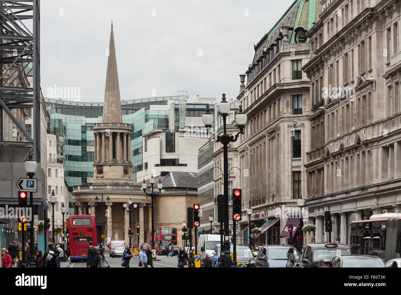 UK, London - beschäftigt Regent Street in Richtung All Souls Church. Stockfoto