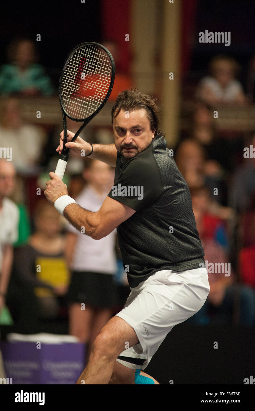 Royal Albert Hall, London, UK. 6. Dezember 2015. Tag 5 der Champions Tennis, abends Singles match zwischen ex-Welt Nr. 1 und 3 Mal Wimbledon-Champion John McEnroe und Henri Leconte. Bildnachweis: Sportsimages/Alamy Live-Nachrichten Stockfoto