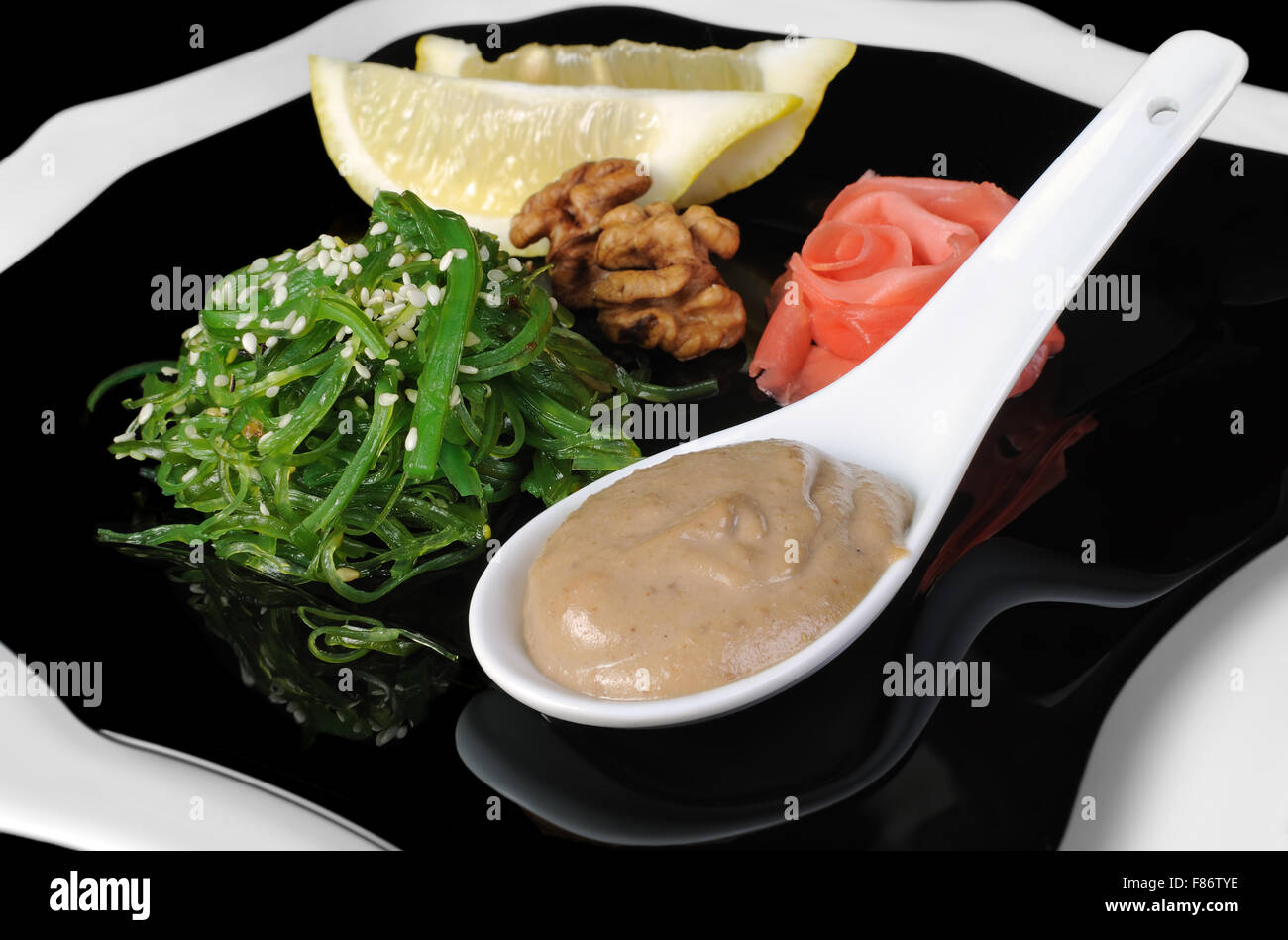 Chuka Seetang Salat mit Sesam und Erdnuss-sauce Stockfoto