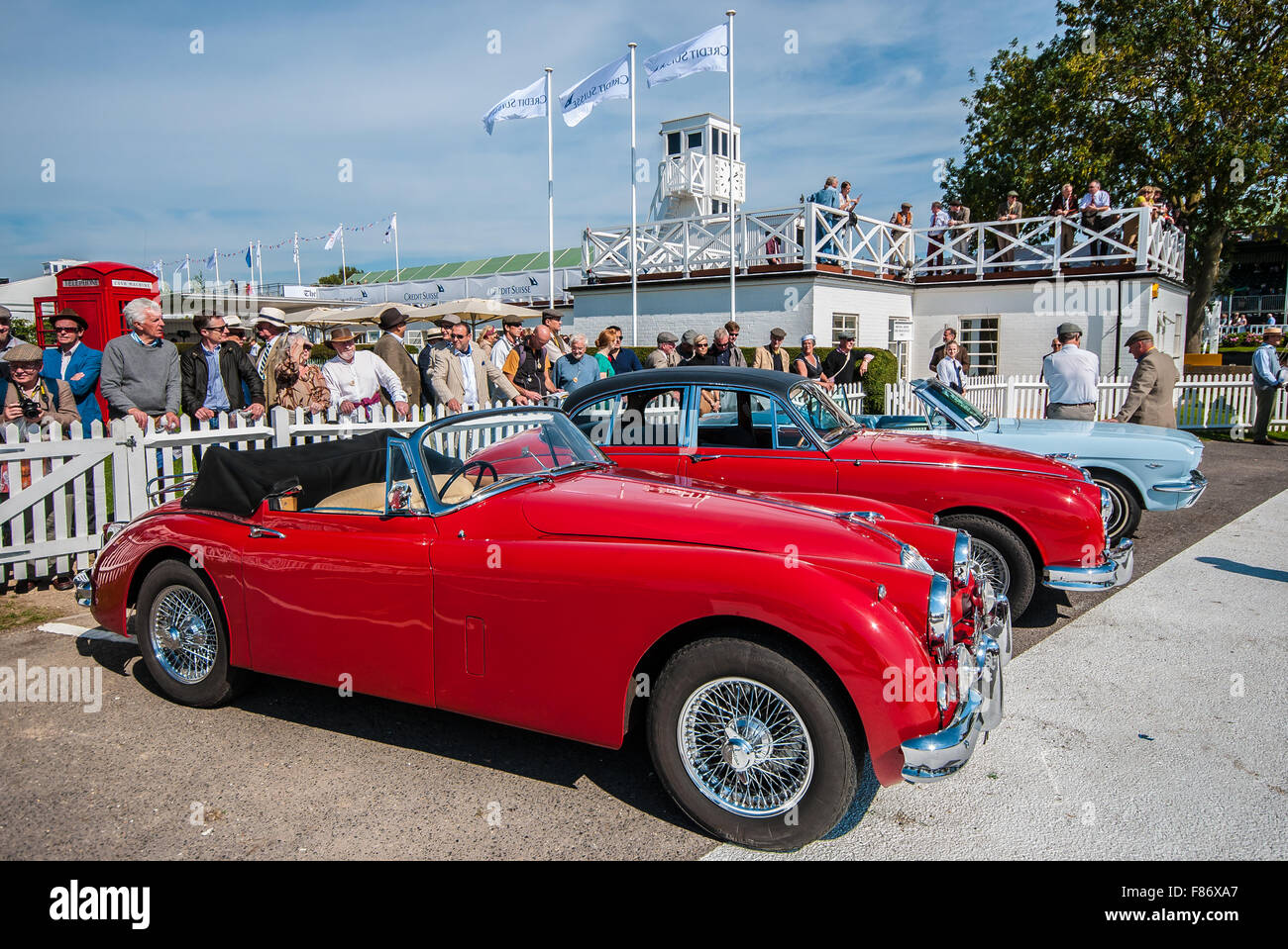 Die classic car Tempo Autos für das nächste Rennen auf dem Goodwood Revival 2015 bereit. Jaguar Mk 1 Nächste, Mk2 hinter sich. Oldtimer Stockfoto