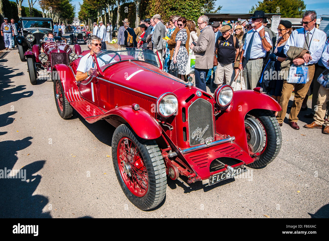 Alfa Romeo 8C 2300 besessen und lief von Alain De Cadenet, hier am Goodwood Revival 2015 gesehen. Zuschauer. Menschen Stockfoto