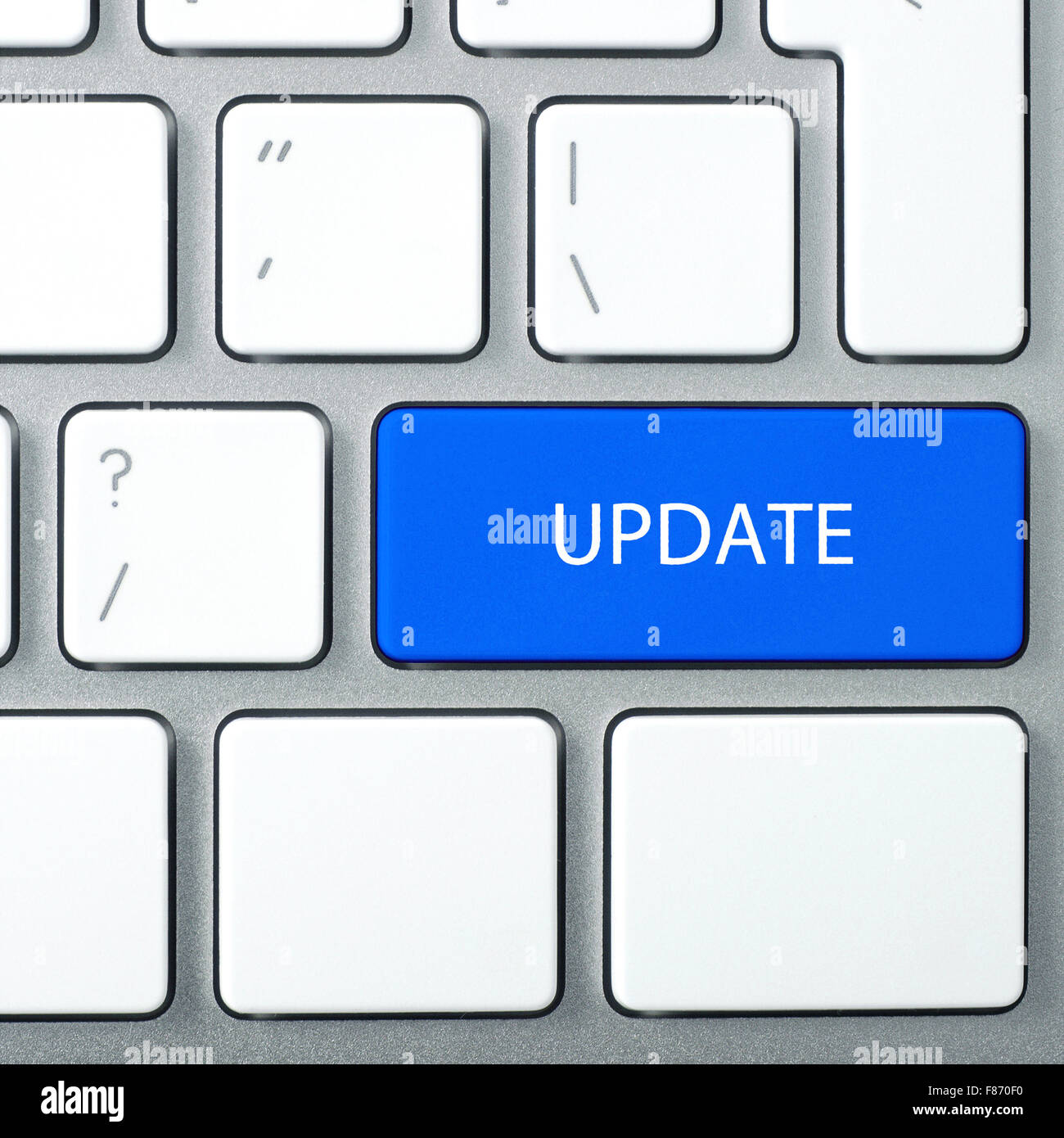 Laptop-Tastatur und blau-Taste "Aktualisieren" drauf. Quadratisches Format. Stockfoto