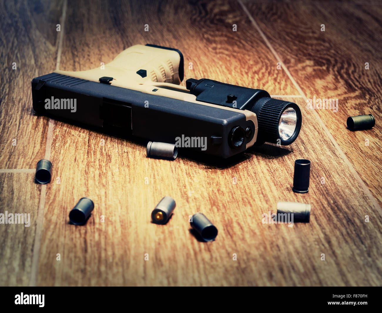 9mm semi-automatische Pistole auf den Boden, umgeben von abgebrannten Muscheln, selektiven Fokus Stockfoto