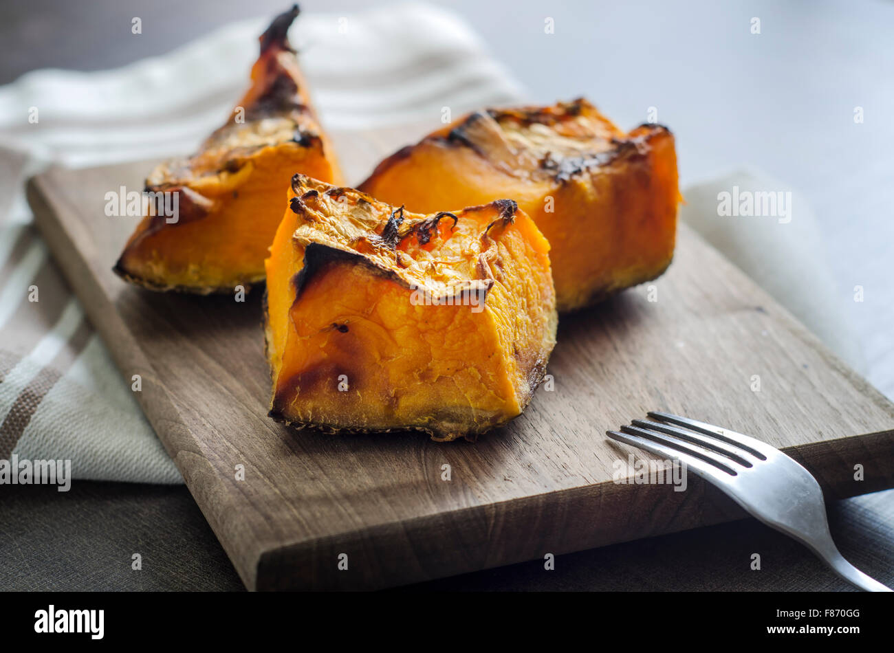 Gebratener Kürbis auf einem hölzernen Hintergrund, Nahaufnahme Stockfoto