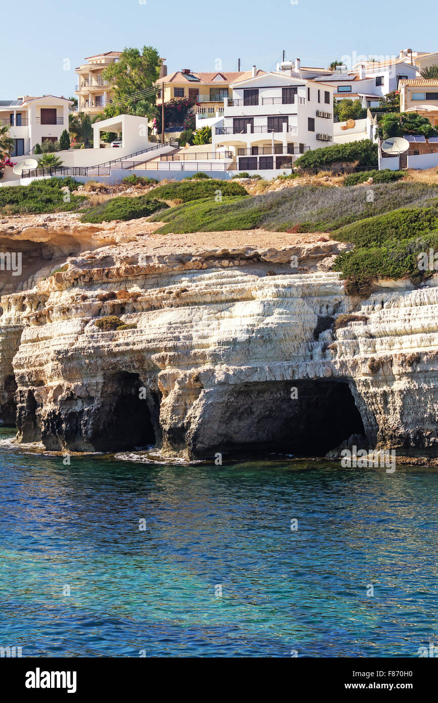 Meeresgrotten, Paphos, Zypern - 22. Juni 2015: Blick auf die Häuser am Ufer Stockfoto