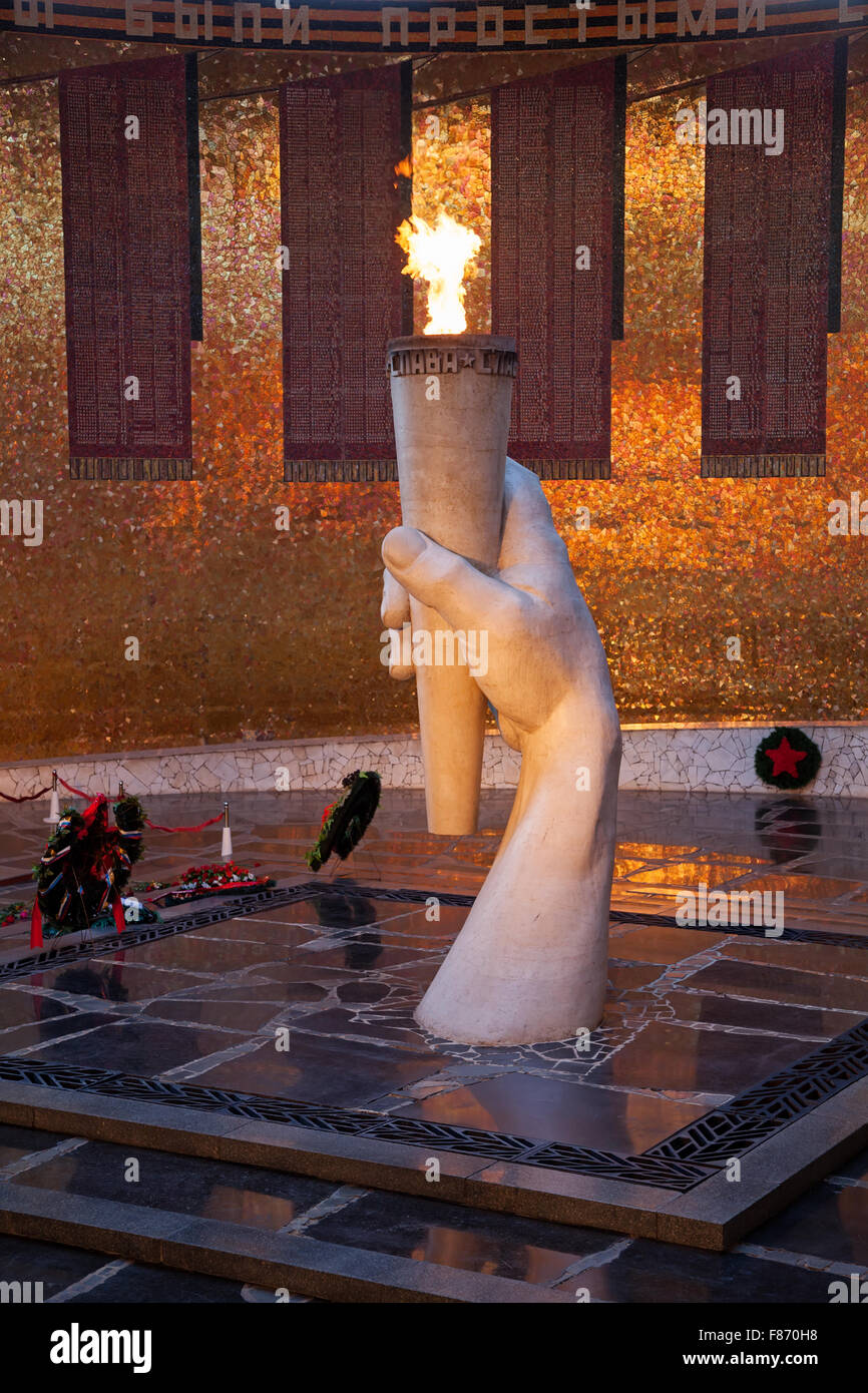 Volgograd (Stalingrad), Russland - 8. Juli 2012: Statue von Hand, die Fackel des ewigen Feuers Stockfoto