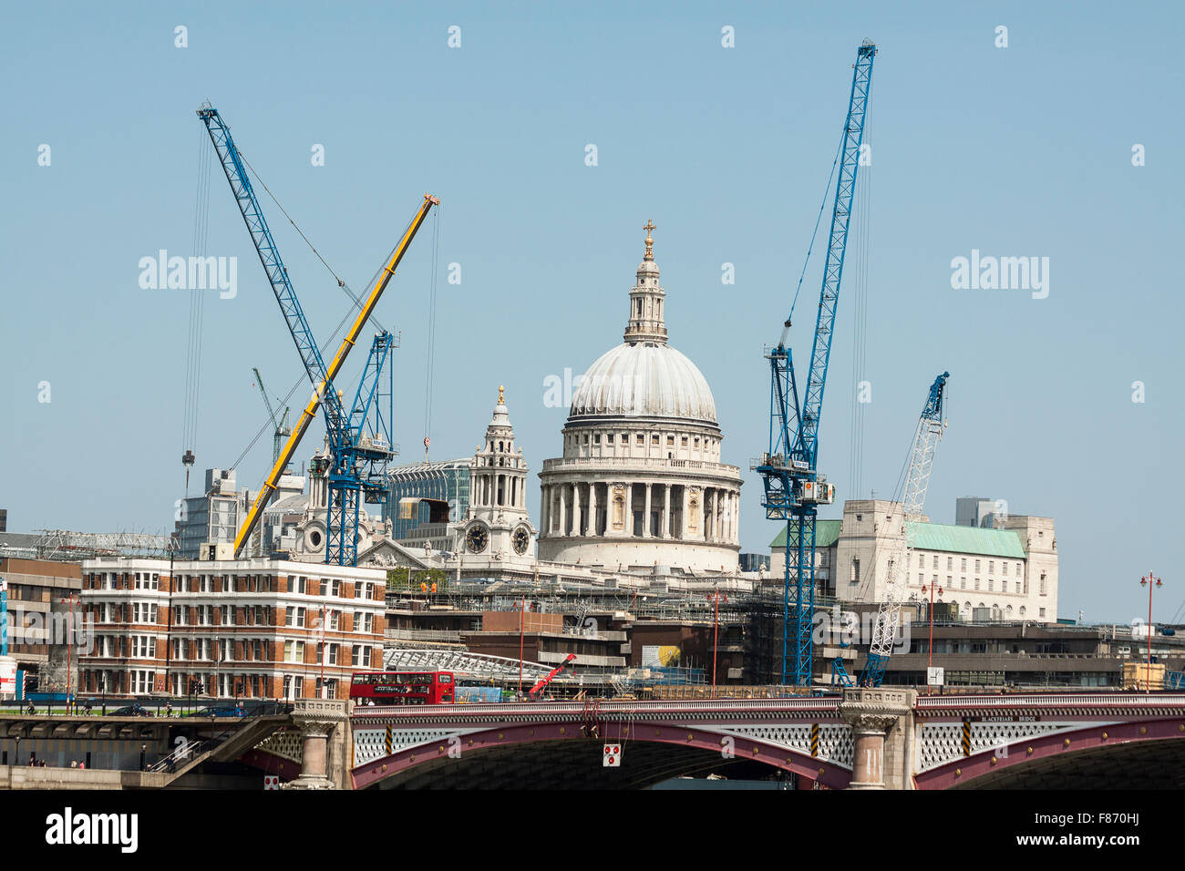 Erweiterte Ansicht der St. Pauls Kathedrale in London, UK Stockfoto