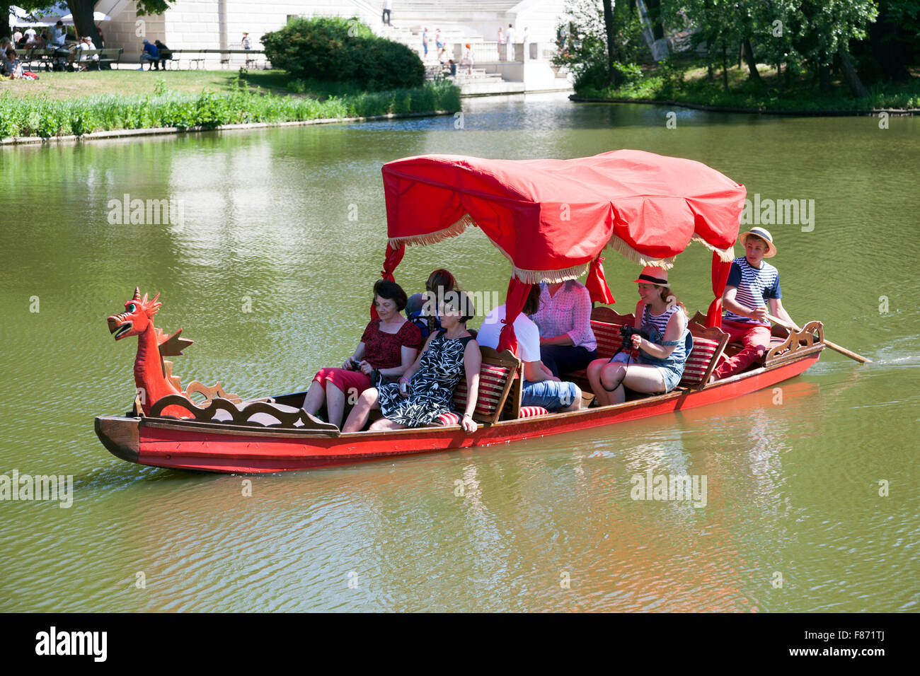 Menschen in einer Goldola schwimmen über den großen Teich im Lazienki-Park, Warschau, Polen Stockfoto