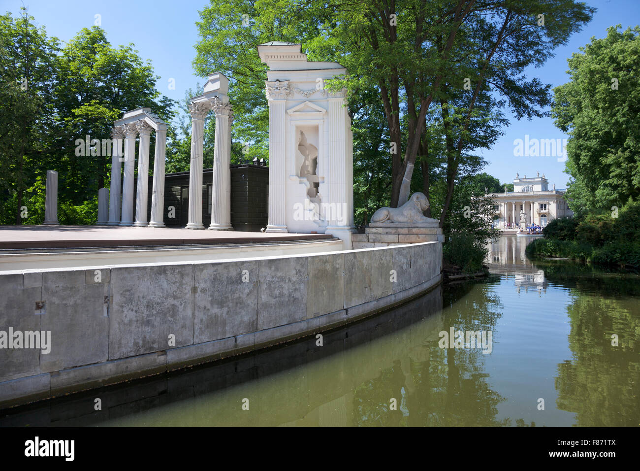 Lazienki Park See mit Bühne des römischen Theaters und Palast auf dem Wasser im Hintergrund Warschau, Polen Stockfoto