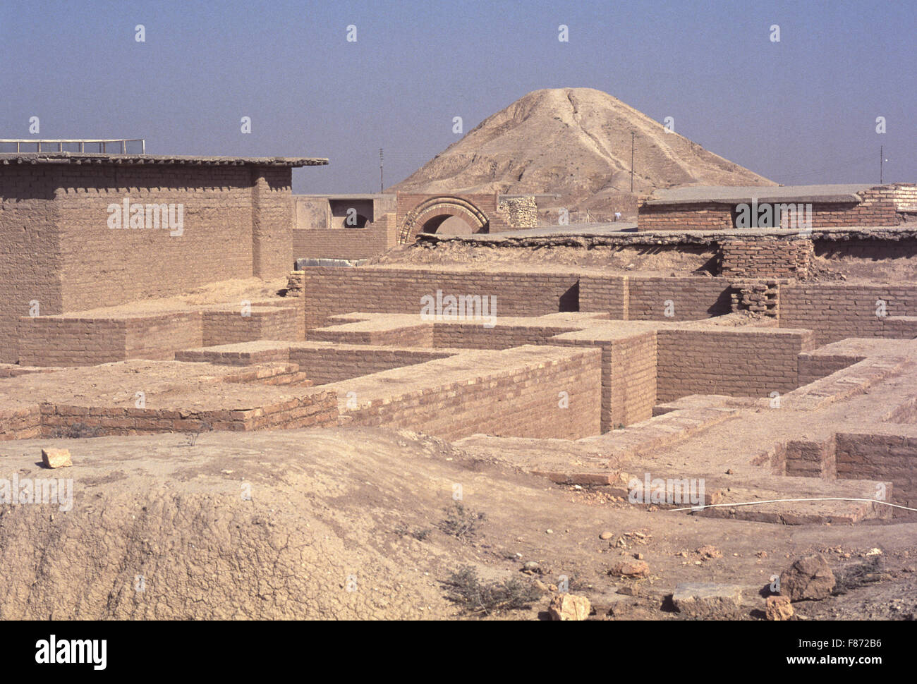 Nimrud - eine Zikkurat im königlichen Palast von König Ashurnasirapal II in der Ninive-Ebene südlich von Mosul. Stockfoto