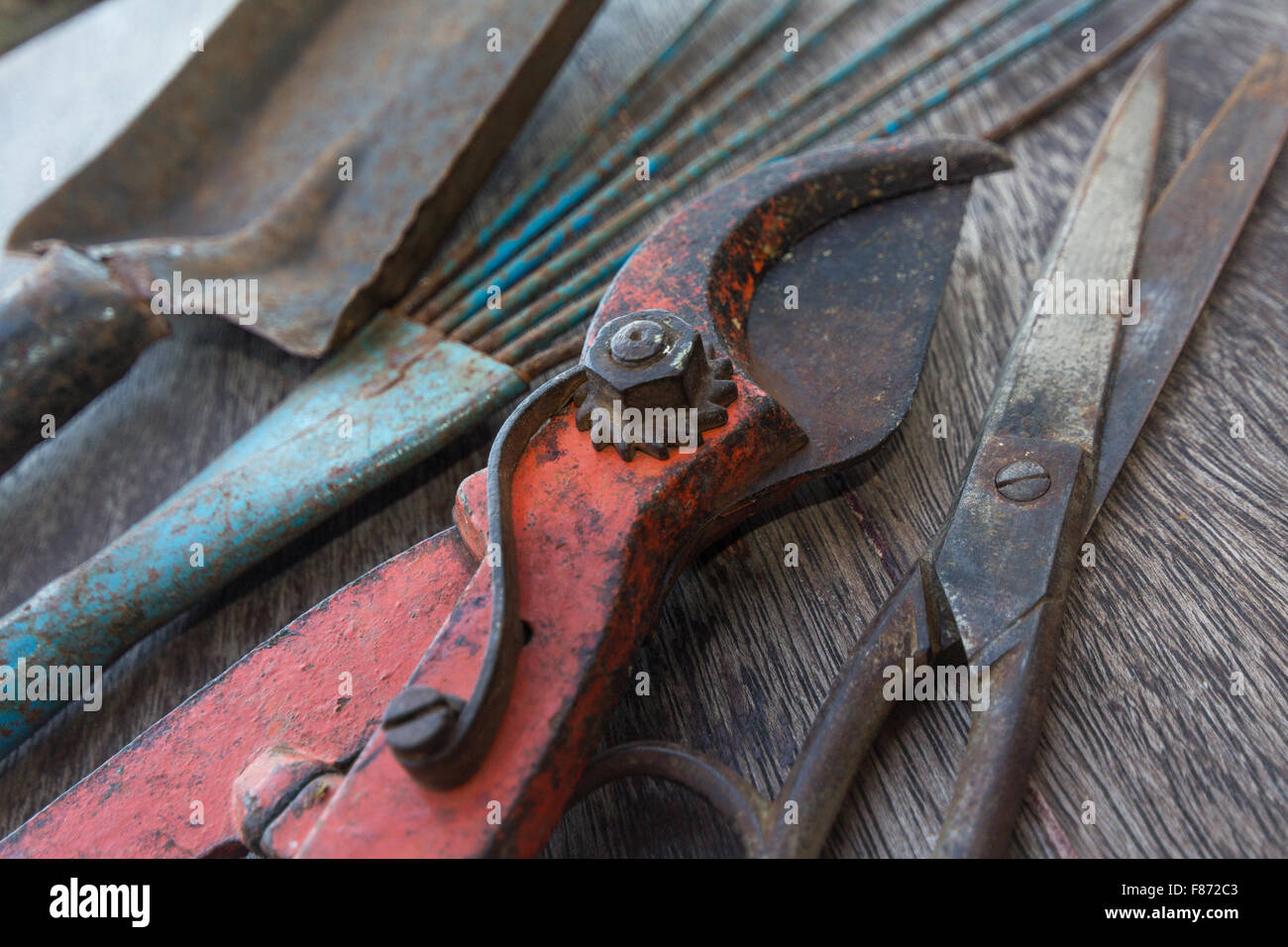 Alte rostige Werkzeuge - Vintage Handarbeit auf hölzernen Hintergrund Stockfoto