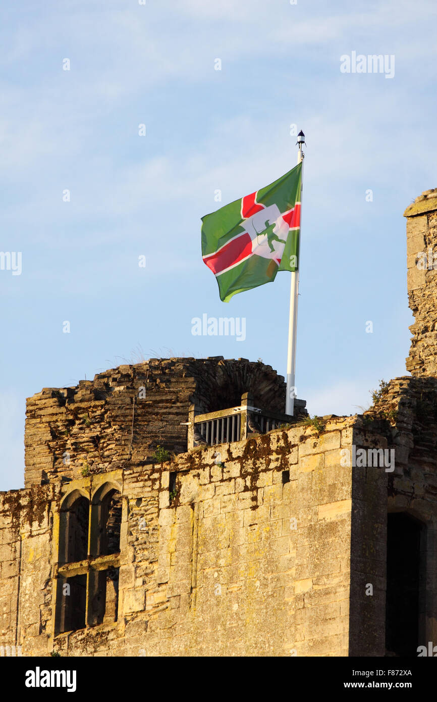 Nottinghamshire County Flagge auf den Zinnen der Newark Castle Parlimentary Festung während des englischen Bürgerkrieges Stockfoto