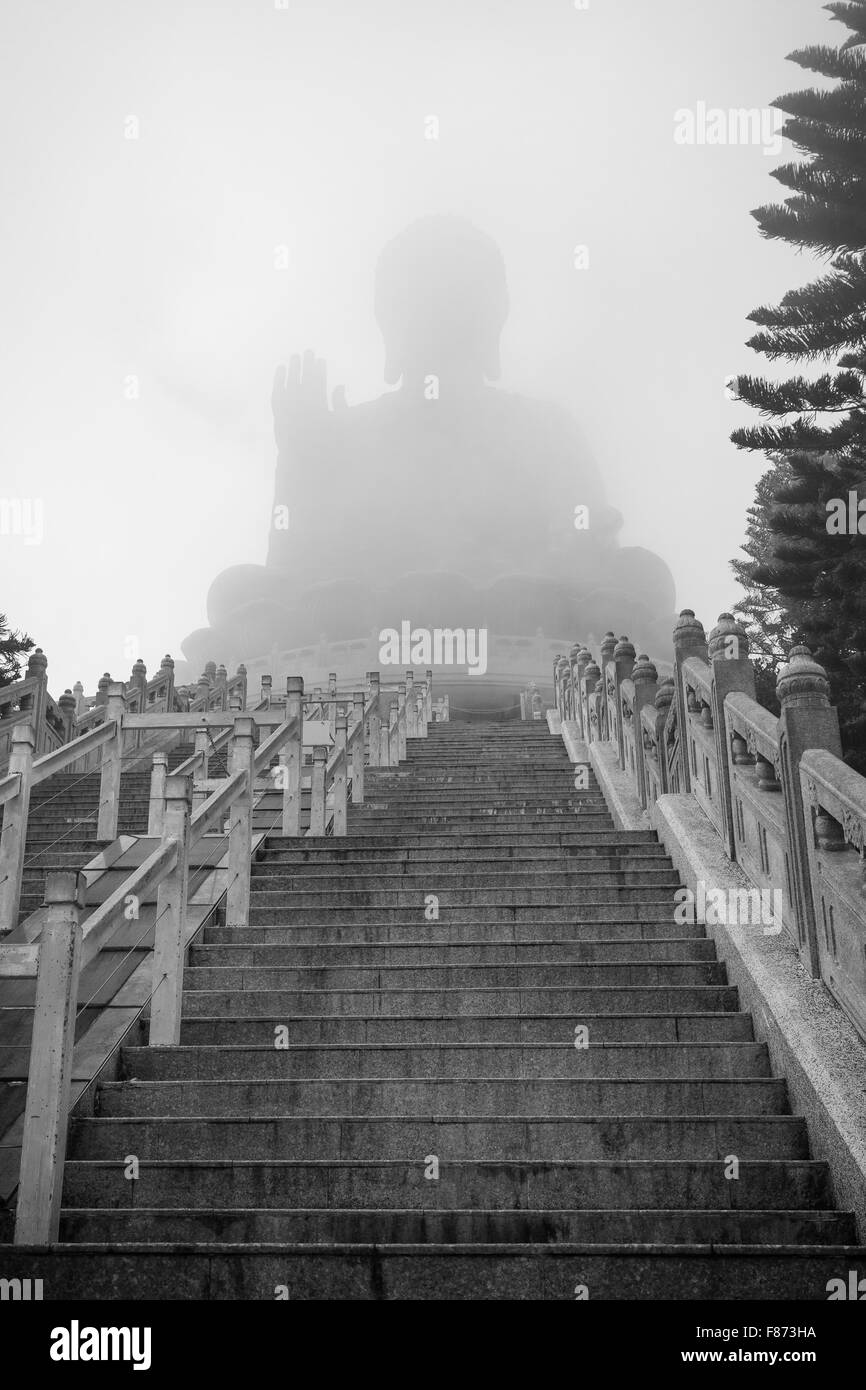 Leere Treppe zum nebligen Tian Tan Buddha oder Big Buddha Statue auf Lantau Island, Hong Kong, China. Ansicht von unten. Stockfoto