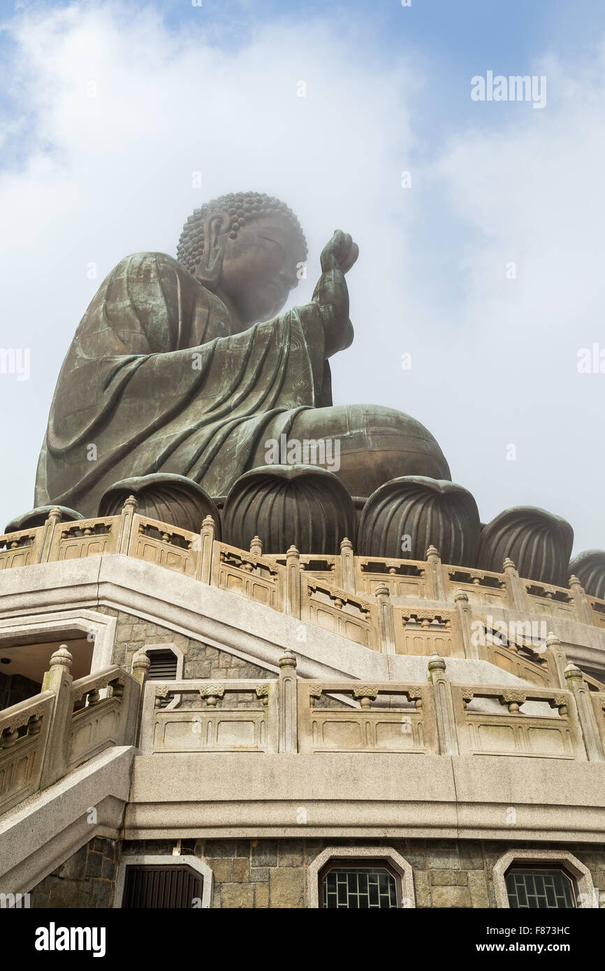 Tian Tan Buddha oder Big Buddha Statue auf Lantau Island in Hongkong, China, Ansicht von unten. Stockfoto