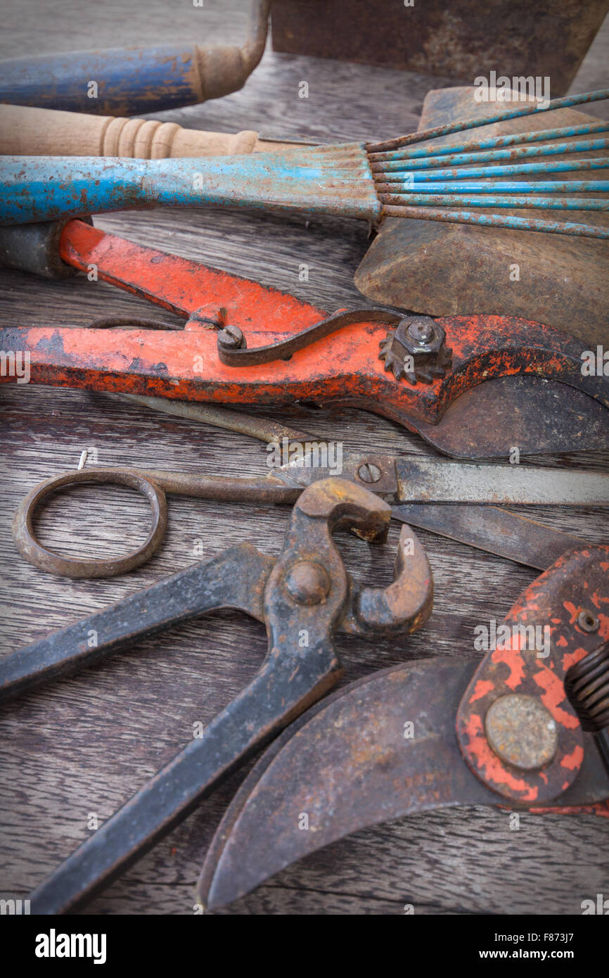 Alte rostige Werkzeuge - Vintage Handarbeit auf hölzernen Hintergrund Stockfoto