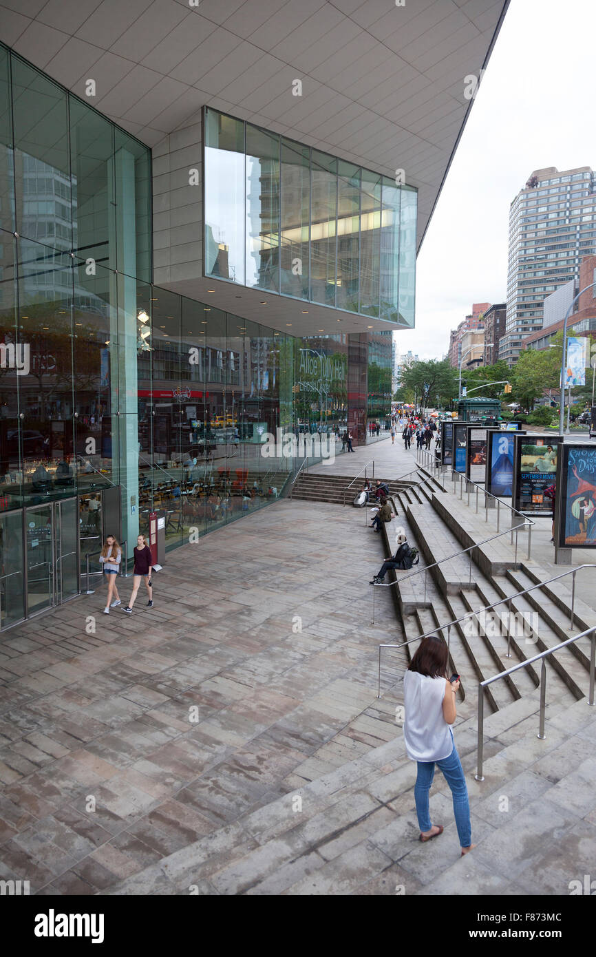 New York, 12. September 2015: die Menschen gehen vor Juilliard Schule im Lincoln Center Plaza, New York, NY Stockfoto