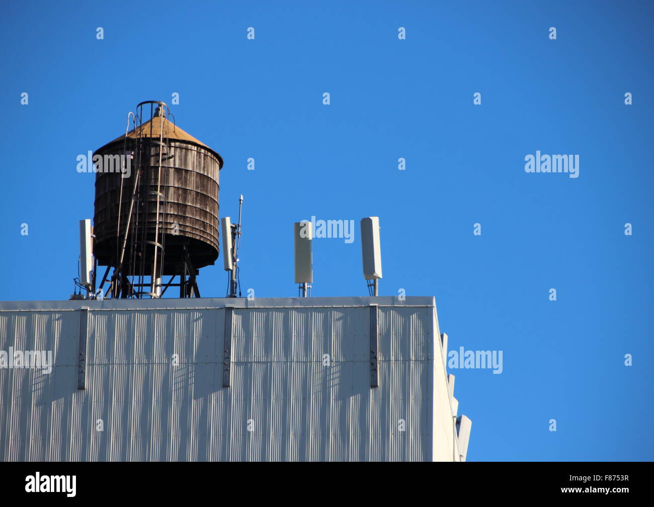Dach aus Holz Wasser-Tank-Container mit blauem Himmel Stockfoto