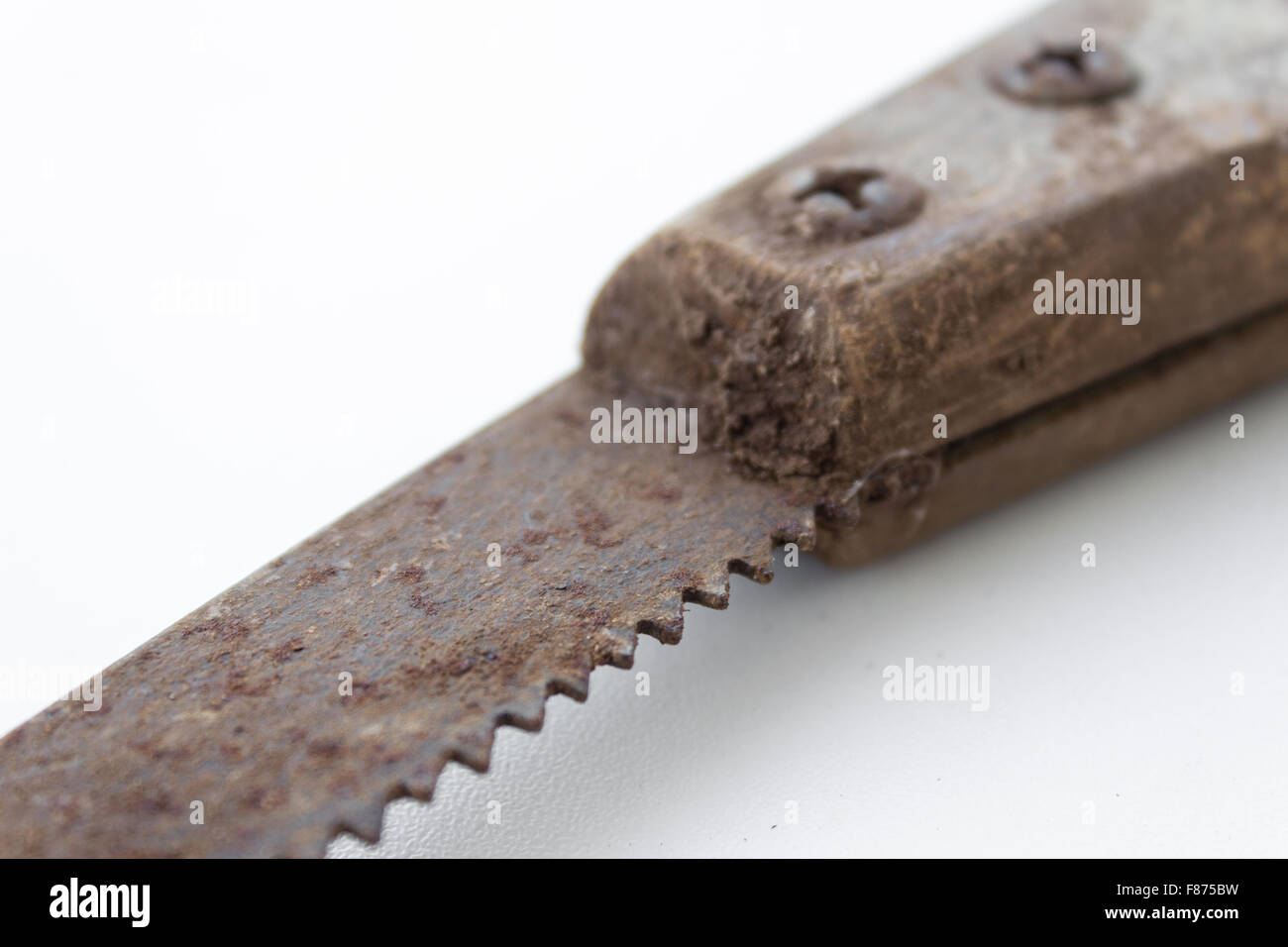 sah / alte Handsäge isoliert - Jahrgang tools / schmutzige Gartenarbeitwerkzeug Stockfoto