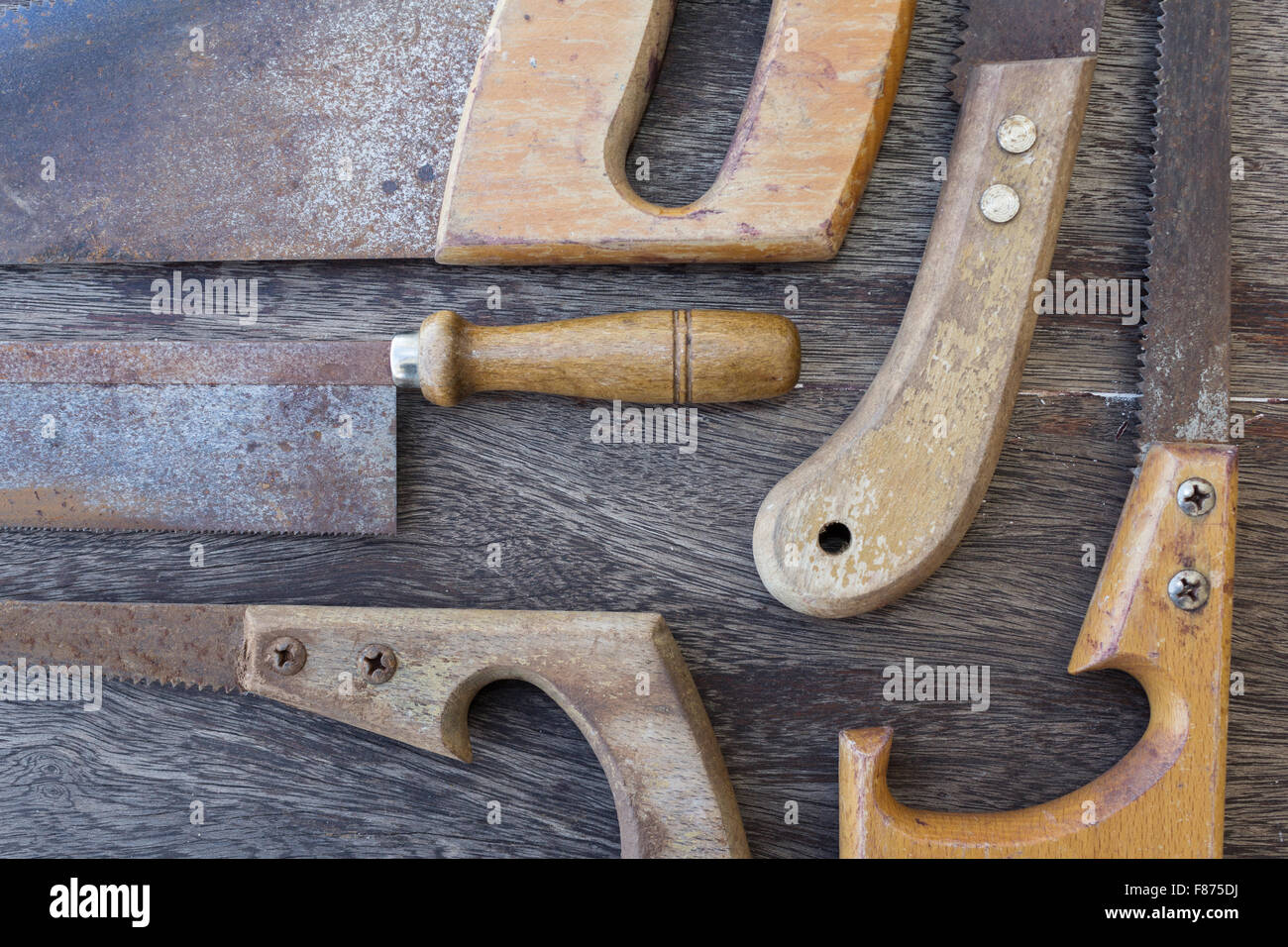 Holzgriffe aus alten Sägen / alten Handsägen details auf hölzernen Hintergrund Stockfoto