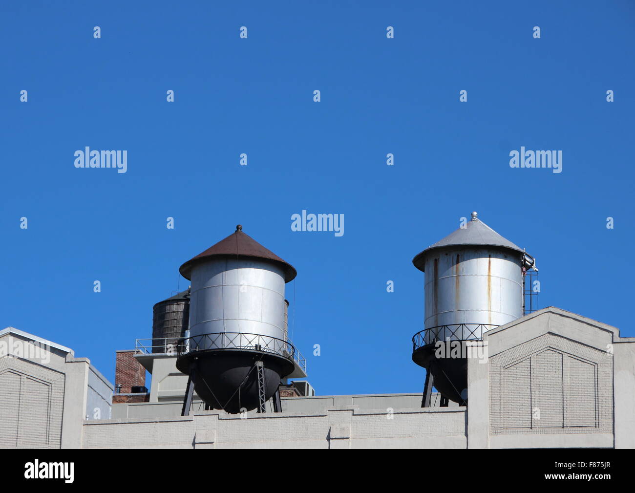 Stahl Wassertanks auf den Aufbau von Dach mit blauem Himmelshintergrund Stockfoto