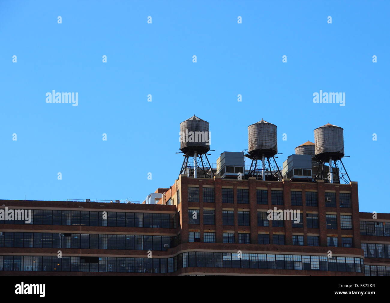 Drei Stahl Reserve Wassertanks auf dem Dach des Gebäudes Stockfoto