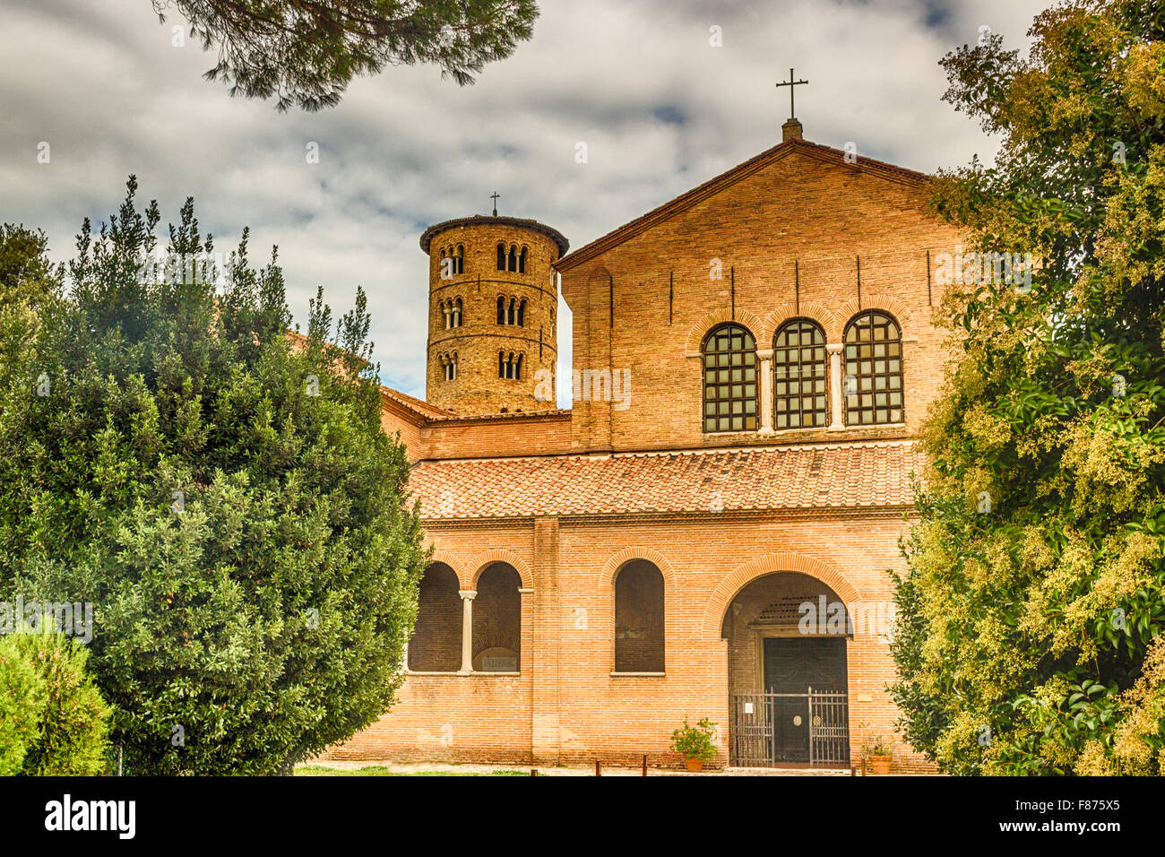 Außenansicht der Basilika des heiligen Apollinaris in Classe in der Nähe von Ravenna in Italien, Frühchristliche Periode Kirche Stockfoto