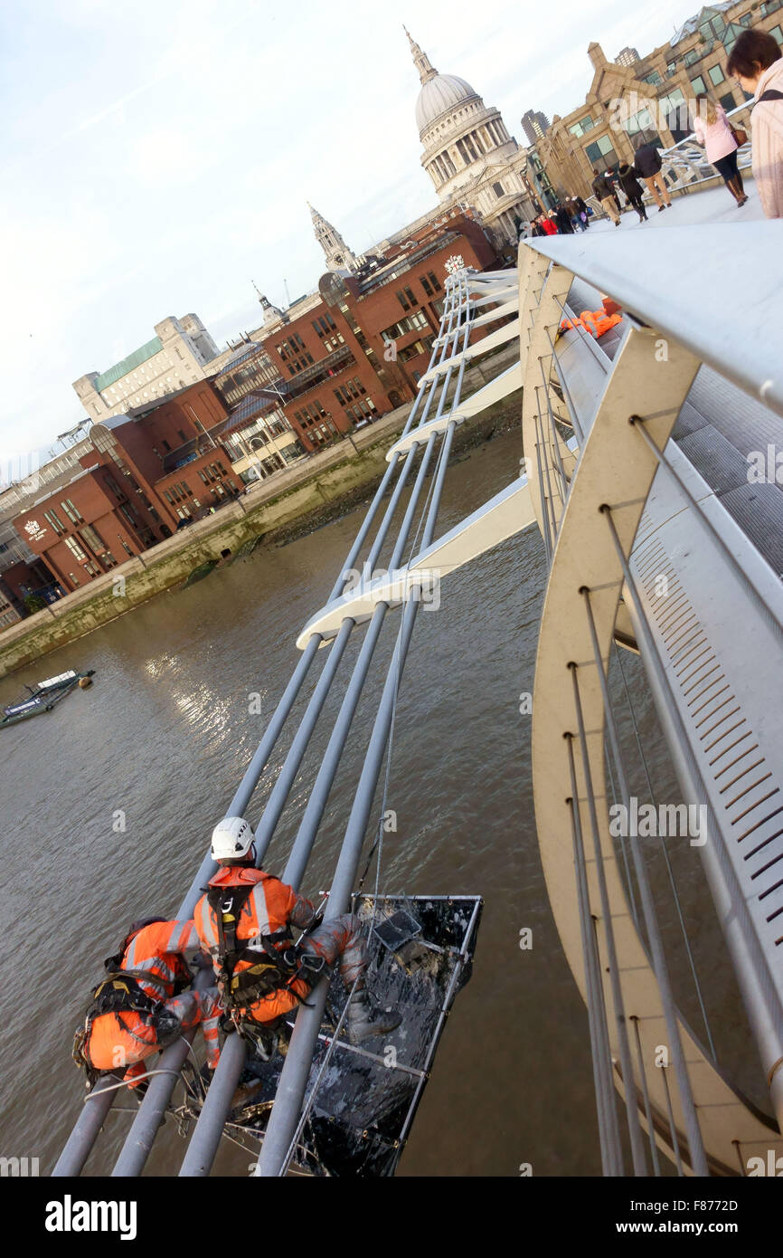 Arbeiter, die Malerei die Millennium Bridge, London Stockfoto