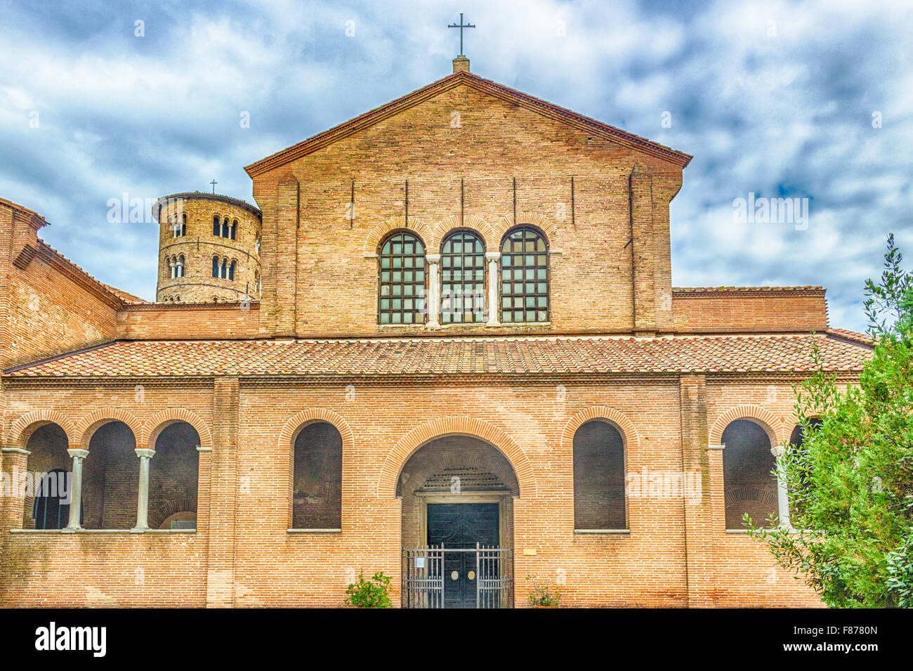 Außenansicht der Basilika des heiligen Apollinaris in Classe in der Nähe von Ravenna in Italien, Frühchristliche Periode Kirche Stockfoto