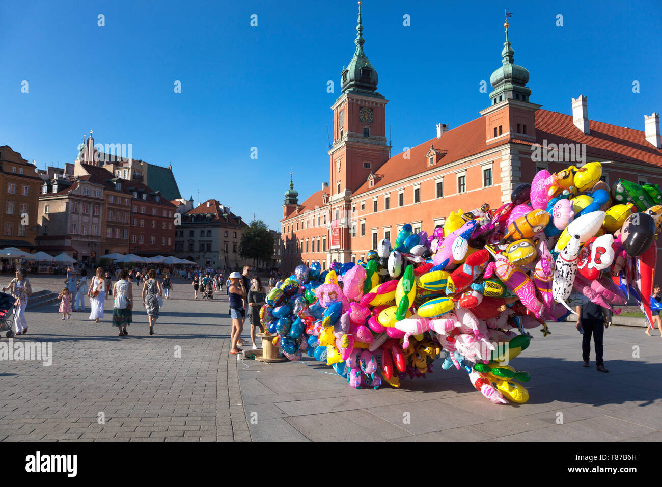 Ballon-Verkäufer in Schlossplatz und Königsschloss in Warschaus Altstadt, Polen Stockfoto