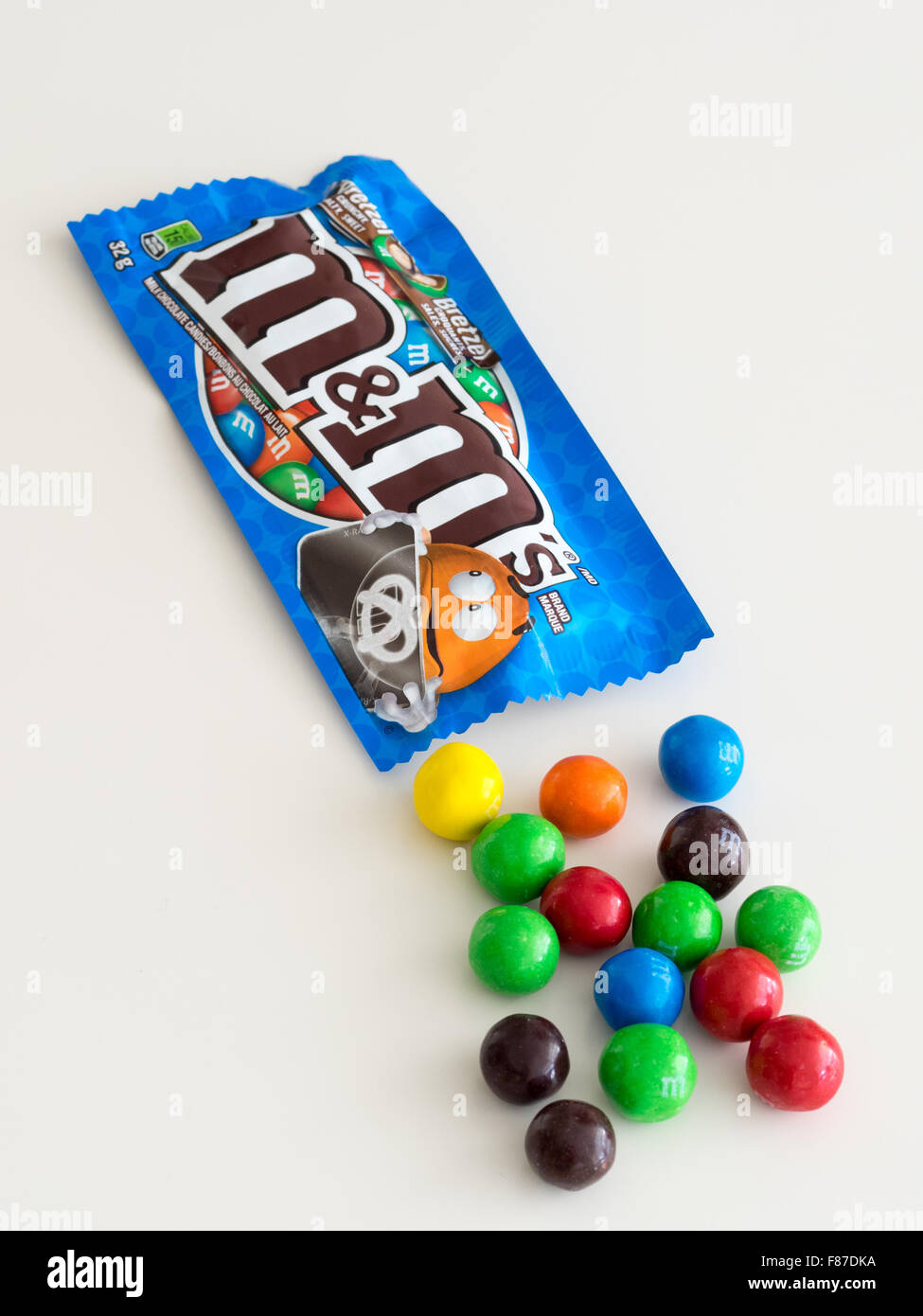 Brezel M & M', ein Bonbon, produziert von Mars, Inc. Canadian Verpackung gezeigt. Stockfoto