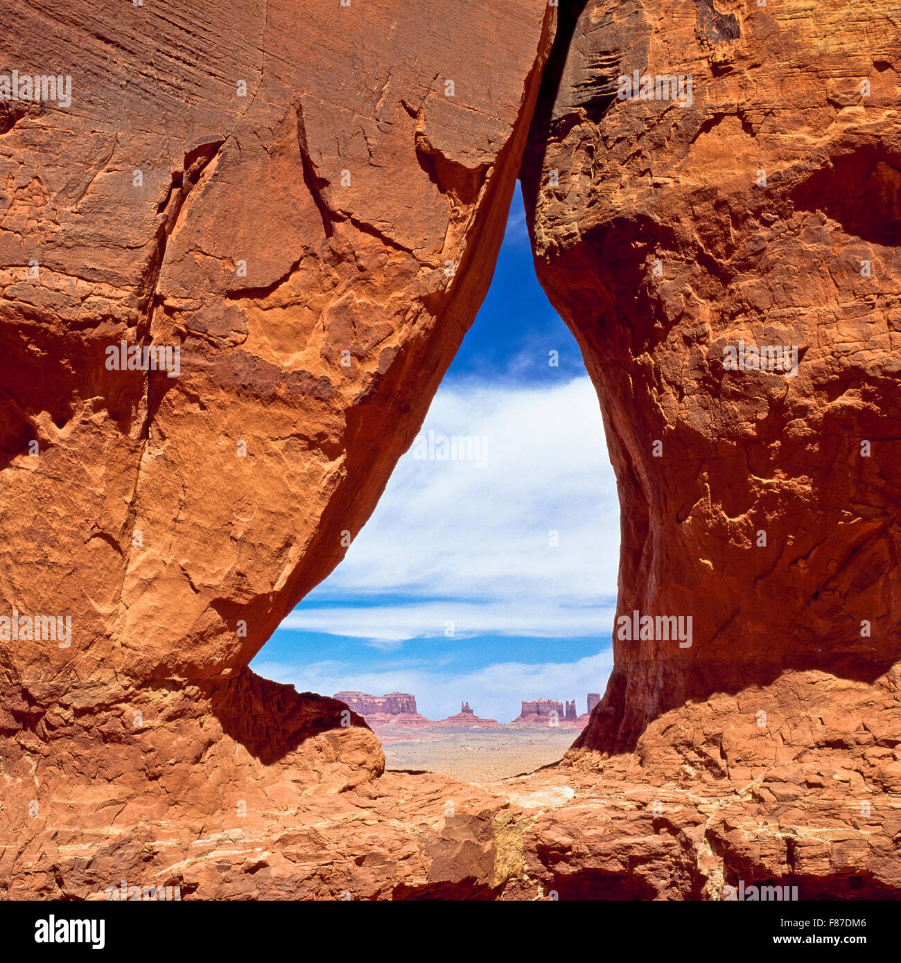 Monument Valley angesehen durch Teardrop Bogen im Navajo Reservat an der Arizona-Utah-Grenze in der Nähe von Kayenta, arizona Stockfoto