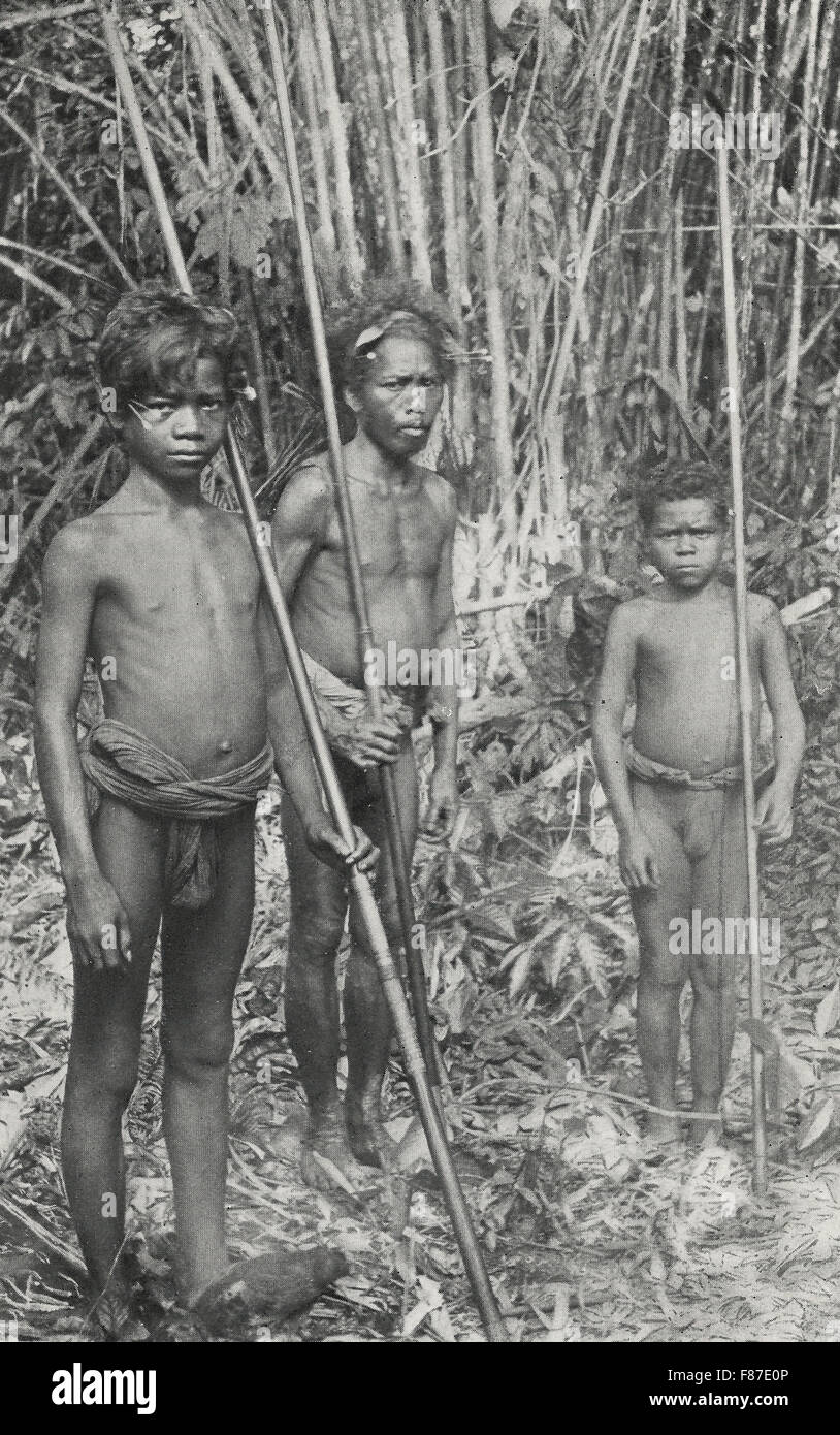 Je kleiner und weniger häufige Art von Sakai. Ein Vater und seine zwei Söhne. Sie tragen die poison Dart in ihre Haare und sehr ähneln die Negritos der Philippinen, Stamm der Siam um 1900 Stockfoto