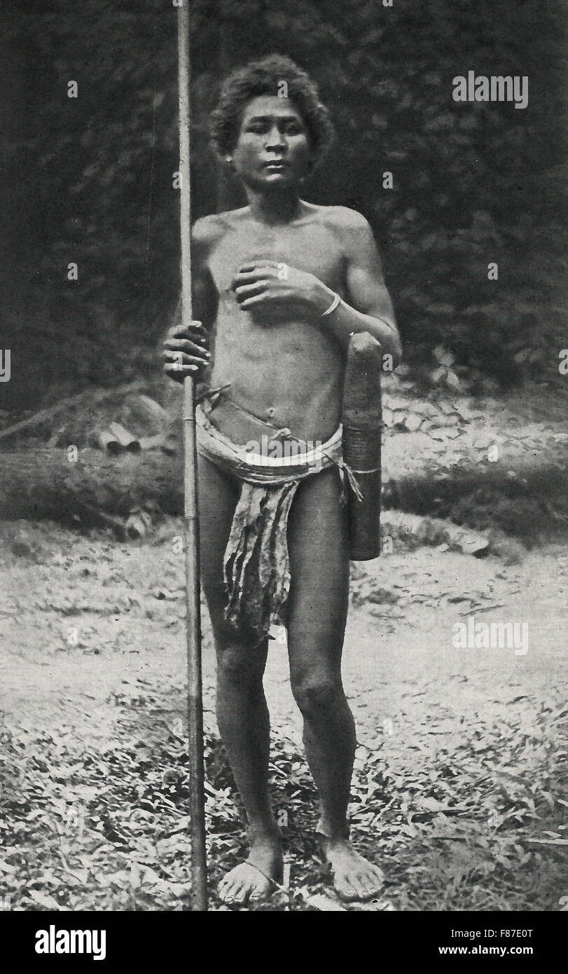 Die größere und häufigere Sakai - besteht seine einzige Waffe des Schlag-Waffe und Köcher von vergifteten Pfeilen, der schießt er mit großer Genauigkeit, Tribe in Siam, um 1900 Stockfoto