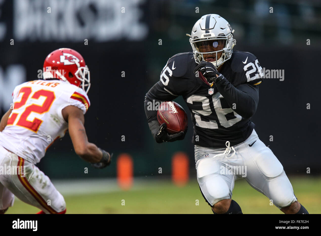 Oakland, Kalifornien, USA. 6. Dezember 2015. Oakland Raiders Runningback Roy Helu (26) läuft mit dem Fußball während der NFL Football-Spiel zwischen den Kansas City Chiefs und die Oakland Raiders im O.co Coliseum in Oakland, Kalifornien. Die Kansas City Chiefs gegen die Oakland Raiders 34 bis 20. Christopher Trim/CSM/Alamy Live-Nachrichten Stockfoto