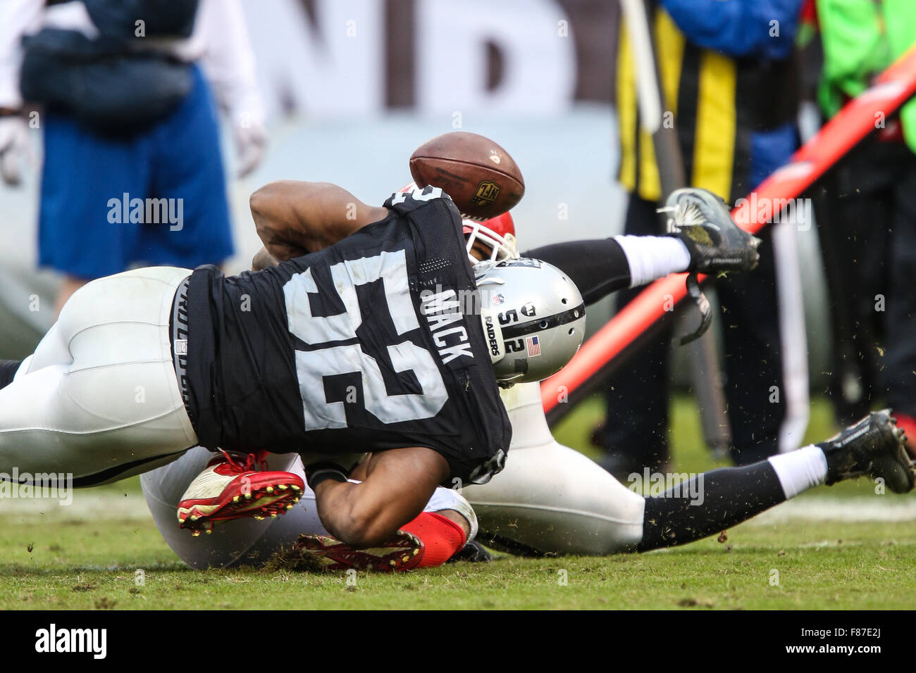 Oakland, Kalifornien, USA. 6. Dezember 2015. Oakland Raiders defensive End Khalil Mack (52) bewirkt, dass ein Tasten während der NFL Football-Spiel zwischen den Kansas City Chiefs und die Oakland Raiders im O.co Coliseum in Oakland, Kalifornien. Die Kansas City Chiefs gegen die Oakland Raiders 34 bis 20. Christopher Trim/CSM/Alamy Live-Nachrichten Stockfoto