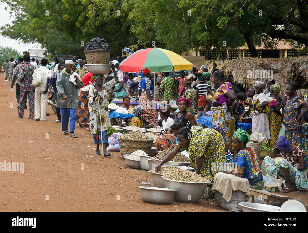 Open-Air-Markt gehalten alle vier Tage in Keti, Togo Stockfoto