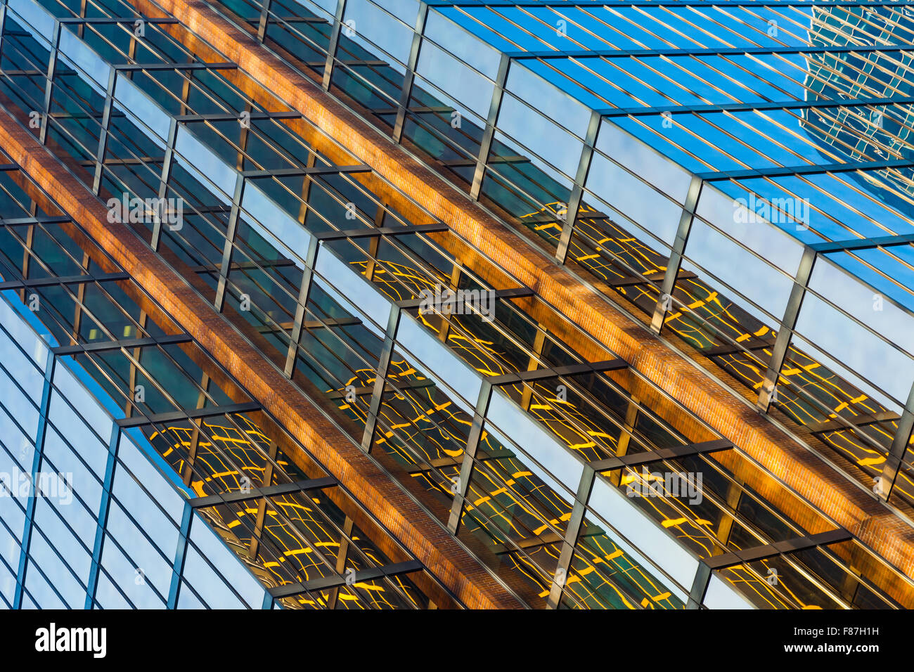 Abstrakte Sicht eines gläsernen Turm und Reflexionen in Vancouver Stockfoto