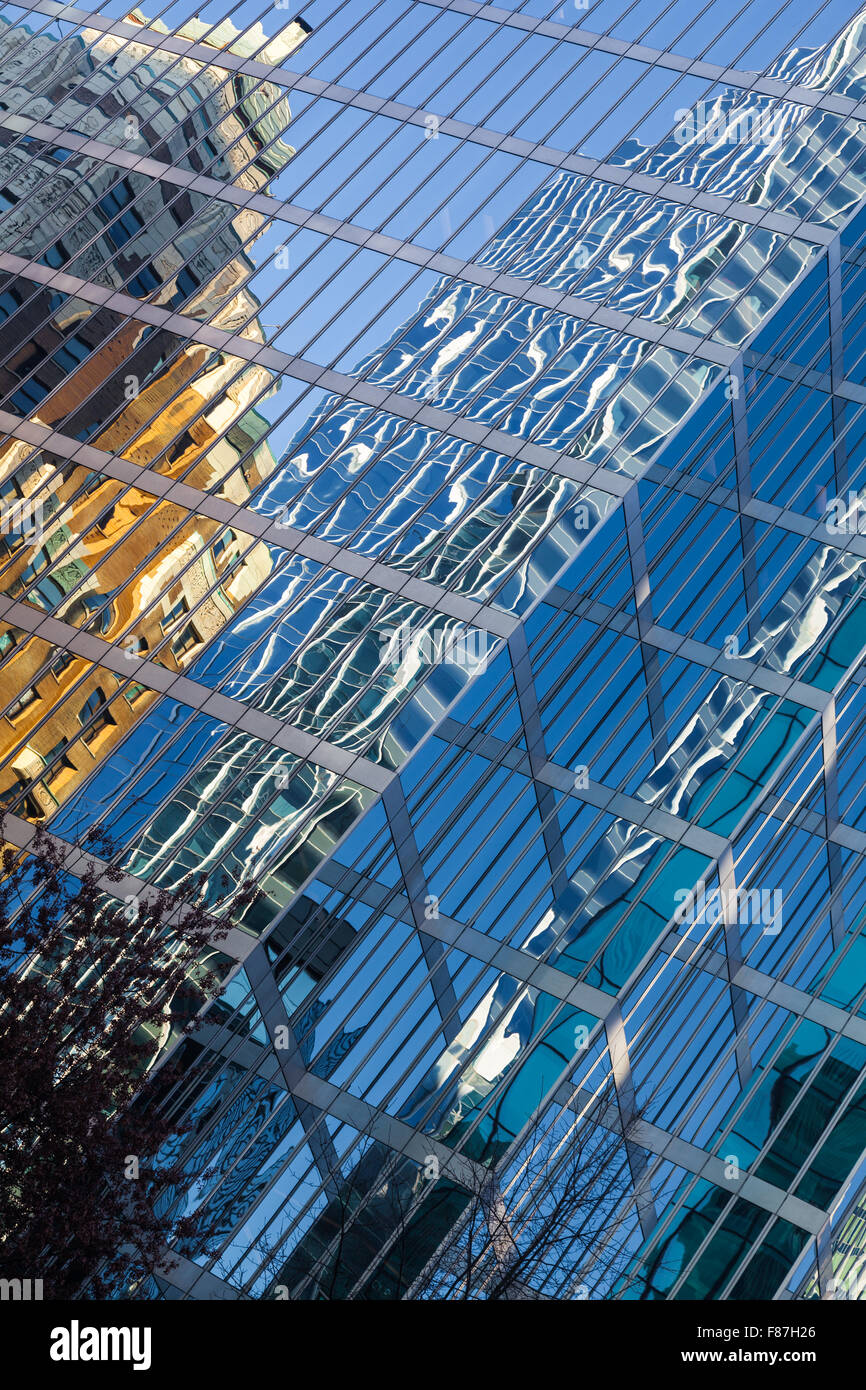 Abstrakte Sicht eines gläsernen Turm und Reflexionen in Vancouver Stockfoto