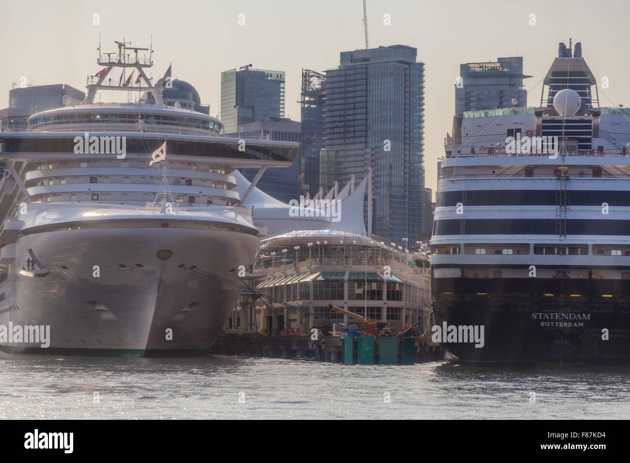 Zwei Kreuzfahrtschiffe warten im Hafen, Canada Place, auf ihre nächste Reise, Vancouver, British Columbia Canada Stockfoto