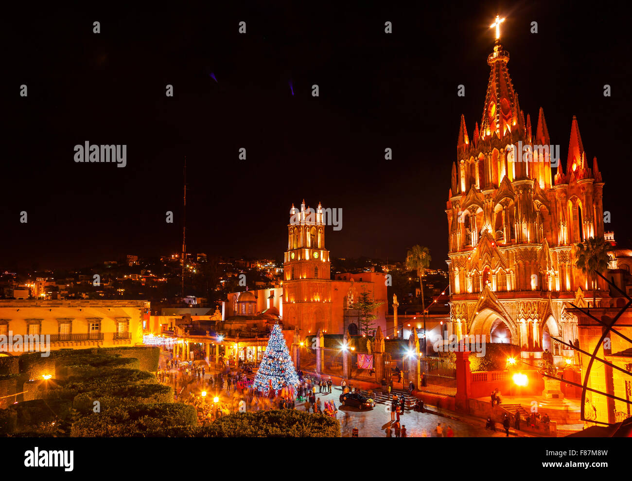 Parroquia Erzengel-Kirche Jardin Town Square Nacht Weihnachtsbaum Dekorationen San Miguel de Allende, Mexiko. Stockfoto