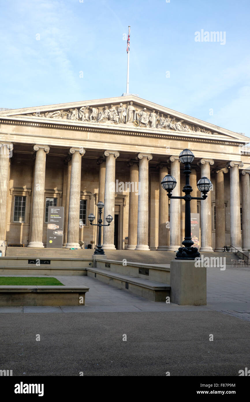 Die Vorderseite des berühmten British Museum an einem ruhigen Morgen in London, England. Stockfoto
