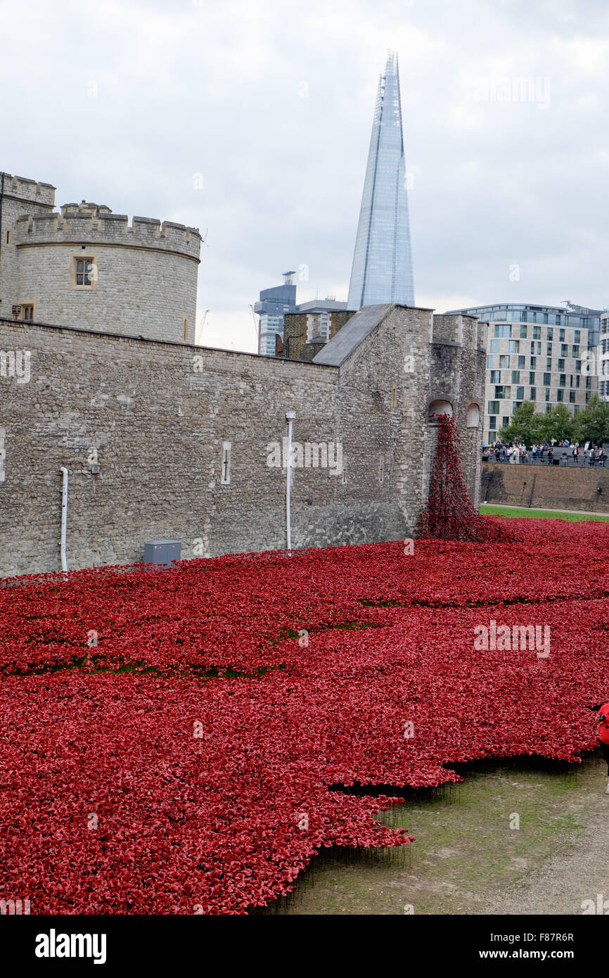 Punktiert mit künstlerischen rote Mohnblumen, wird der Tower of London für Erinnerung-Tag zu Ehren der im ersten Weltkrieg verlorenen Leben vorbereitet. Stockfoto