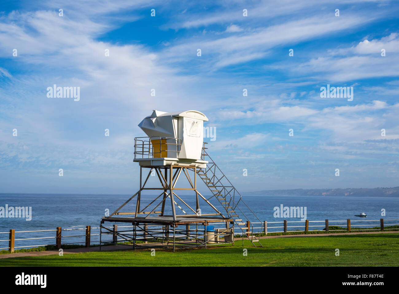 Rettungsschwimmer-Turm, Wolken, Küste, Meer. La Jolla, Kalifornien, USA. Stockfoto