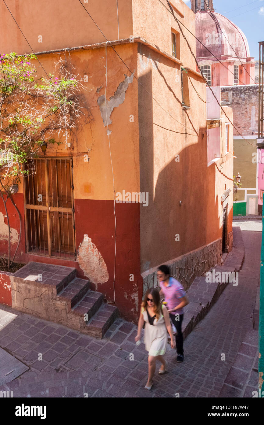Touristen gehen die engen Gassen von Guanajuato, Mexiko. Stockfoto