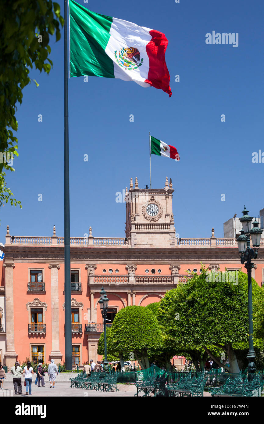 Mexikanische Flaggen wehen über Plaza de Los Martires in der historischen Innenstadt von Leon, Guanajuato, Mexiko. Stockfoto