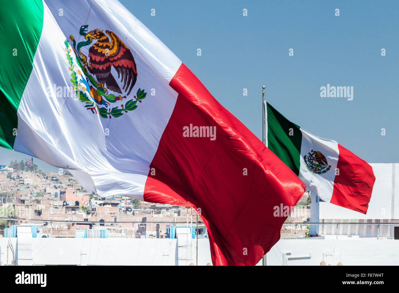 Zwei große mexikanische Flaggen wehen in Leon, Guanajuato, Mexiko. Stockfoto