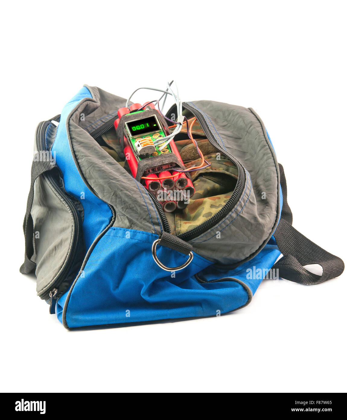 Zeitbombe mit Zünder ist in Tasche isoliert auf weiss Stockfoto