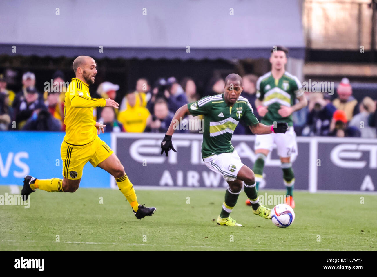 Columbus, Ohio, USA. 6. Dezember 2015. Federico Higuain (10) der Columbus Crew SC fordert Darlington Nagbe (6) der Portland Timbers während des Spiels zwischen Portland Timbers und Columbus Crew SC in 2015 MLS Cup Finale im MAPFRE-Stadion in Columbus Ohio. Bildnachweis: Cal Sport Media/Alamy Live-Nachrichten Stockfoto